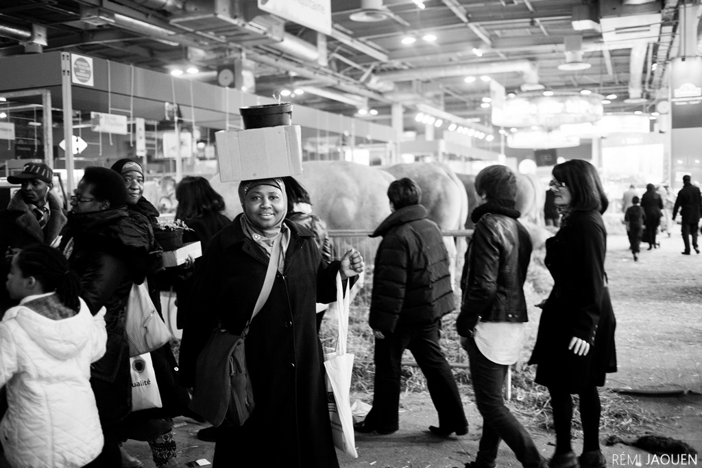 Photographe Paris - Serie People of Paris - Salon de l'agriculture - Porter des cartons