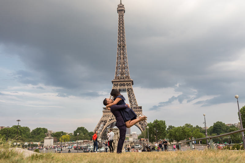 couple photoshoot paris honeymoon lovers photographer